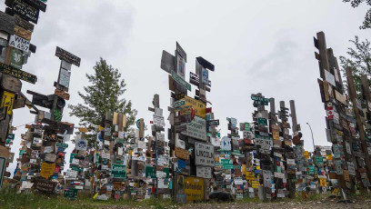 Watson Lake: Signpost Forrest. Hier sind in 70 Jahren tausende Schilder aus aller Welt angebracht worden.