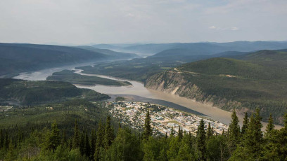 Dawson City von oben. Hier treffen sich der Klondike und der Yukon River.