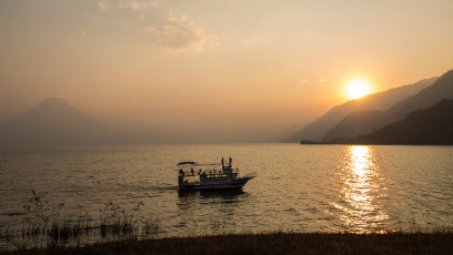 Nach 10 Stunden Fahrt werden wir am Lago Atitlan mit diesem Sonnenuntergang belohnt.