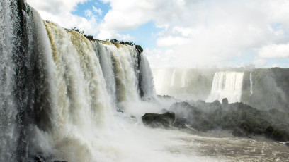 Die Brasilianische Seite der Iguazu-Wasserfälle bei schönstem Wetter.
