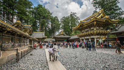 In Nikko steht ein riesiger Tempel-Komplex mit prunkvollen Gebäuden.