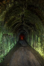 Ein alter Eisenbahntunnel wird zum Wanderweg.