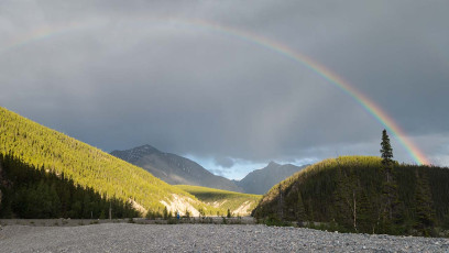 Regenbogen am Muncho Lake.