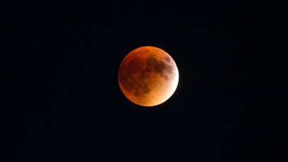 Der rote Mond während der kompletten Mondfinsternis 2015.