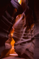 Nur mit Stativ einfangbar: Das spärliche Licht im Upper Antelope Canyon.