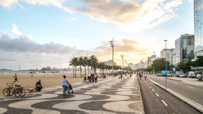 Die Copacabana in Rio lädt zum schlendern, joggen, radfahren ein.