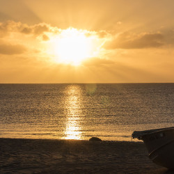 Titel: Sonnenaufgang mit Boot.