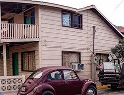 Santa Rosalía, eine alte Kolonialstadt mit engen Gassen und farbigen Häusern gefällt uns sehr gut.