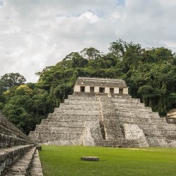Die Ruinen von Palenque inkl. englischerm Rasen.