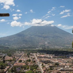 Antigua liegt eingebettet zwischen drei Vulkanen.
