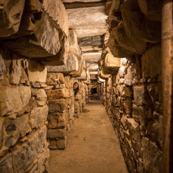Wir haben Spass in den unterirdischen Gängen der Ruinen von Chavin de Huatar.