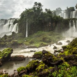 Lange Pfade führen immer wieder an die Iguazu-Fälle heran.