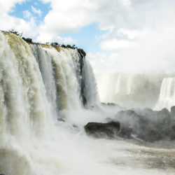 Die Brasilianische Seite der Iguazu-Wasserfälle bei schönstem Wetter.