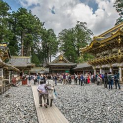 In Nikko steht ein riesiger Tempel-Komplex mit prunkvollen Gebäuden.