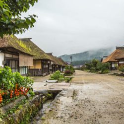 Traditionelle Stroh-Häuser aus der Edo-Zeit in den Bergen Japans.